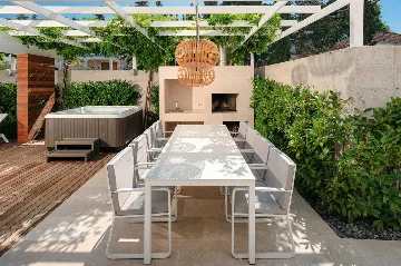 4-Bedroom Villa in Sutivan with Heated Pool