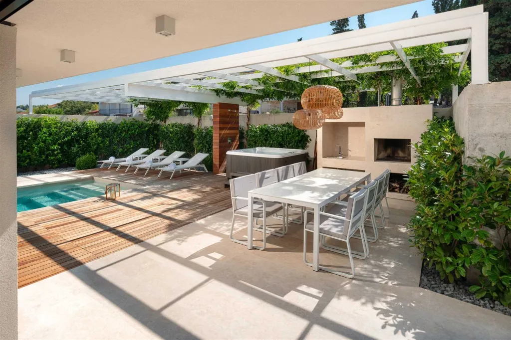 4-Bedroom Villa in Sutivan with Heated Pool