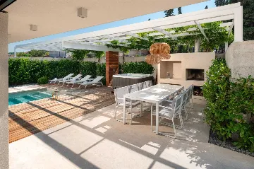 4-Bedroom Villa in Sutivan with Heated Pool