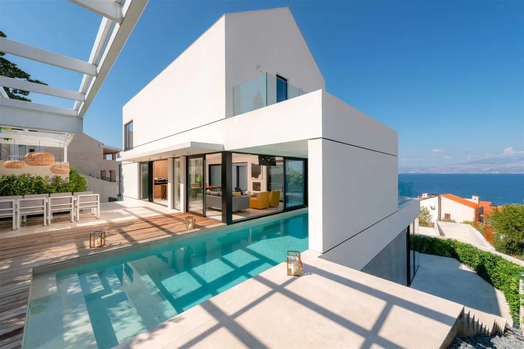 4-Bedroom Villa in Sutivan with Heated Pool