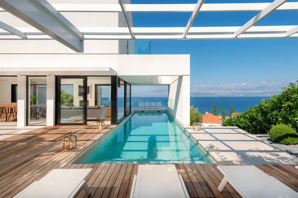 4-Bedroom Villa in Sutivan with Heated Pool