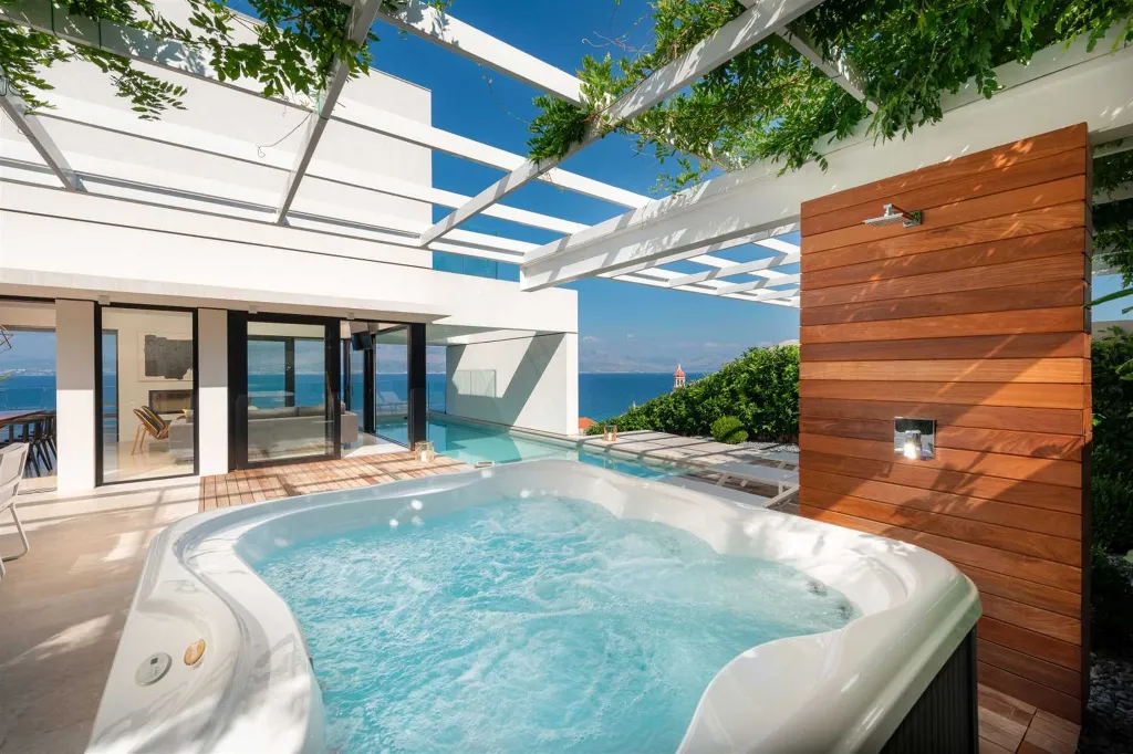 4-Bedroom Villa in Sutivan with Heated Pool