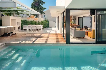 4-Bedroom Villa in Sutivan with Heated Pool