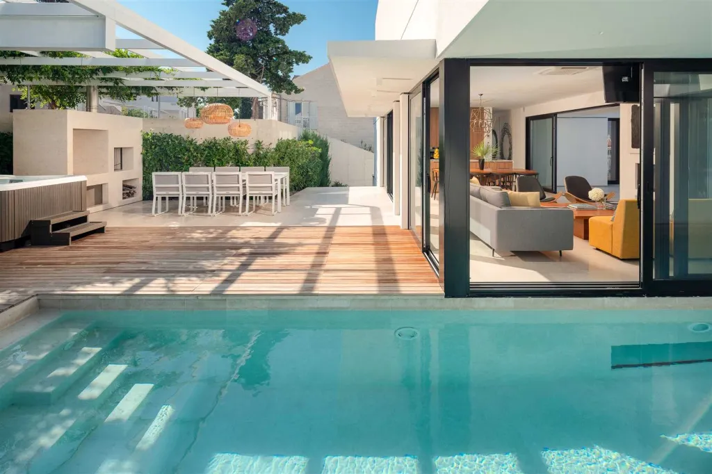 4-Bedroom Villa in Sutivan with Heated Pool