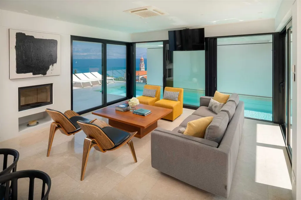 4-Bedroom Villa in Sutivan with Heated Pool