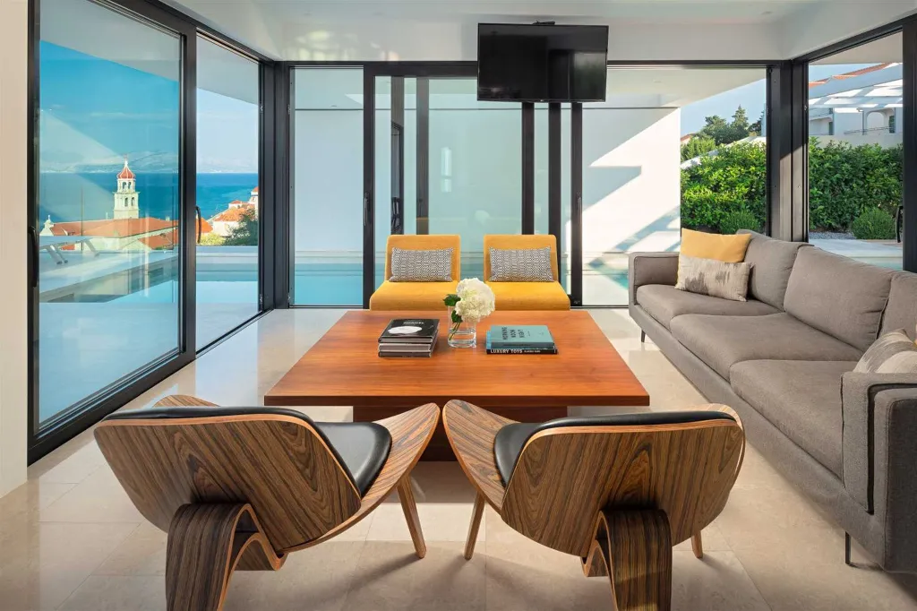 4-Bedroom Villa in Sutivan with Heated Pool