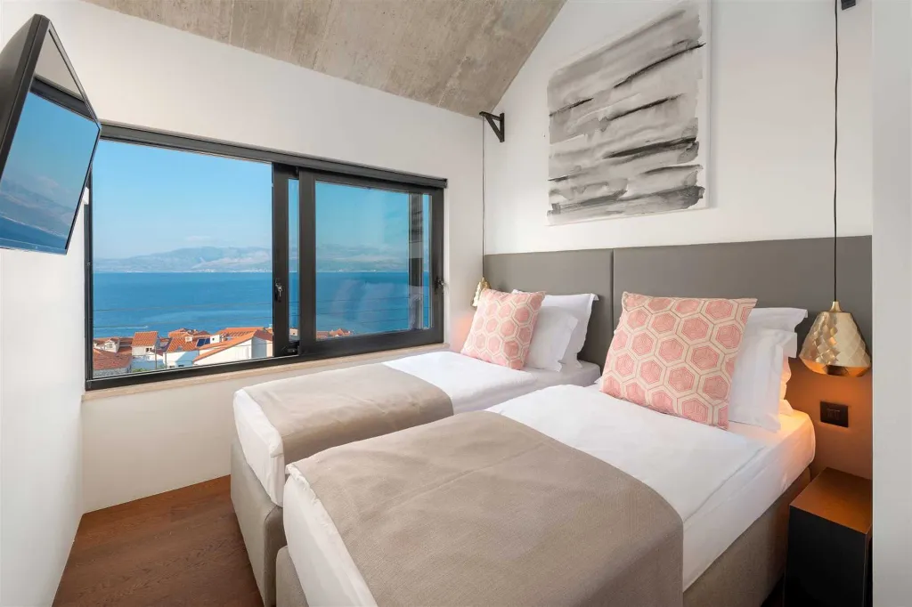 4-Bedroom Villa in Sutivan with Heated Pool