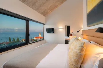 4-Bedroom Villa in Sutivan with Heated Pool