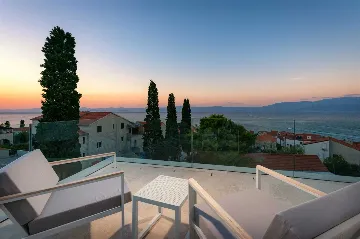 4-Bedroom Villa in Sutivan with Heated Pool