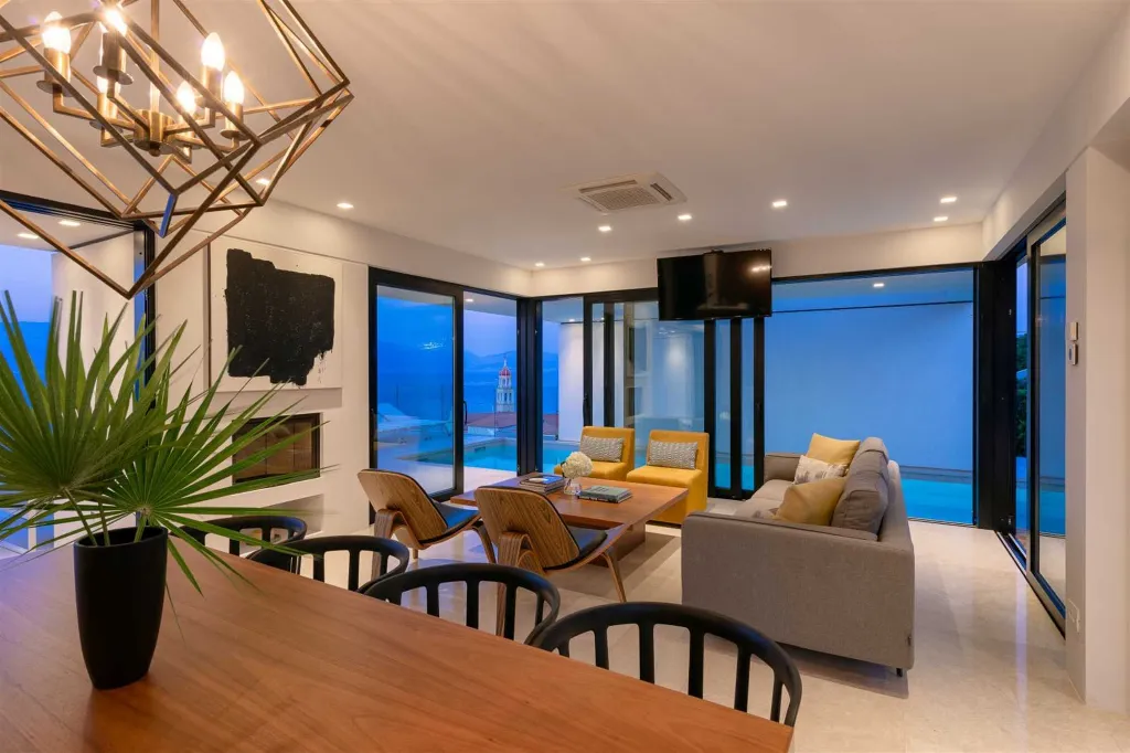4-Bedroom Villa in Sutivan with Heated Pool