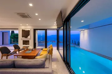 4-Bedroom Villa in Sutivan with Heated Pool