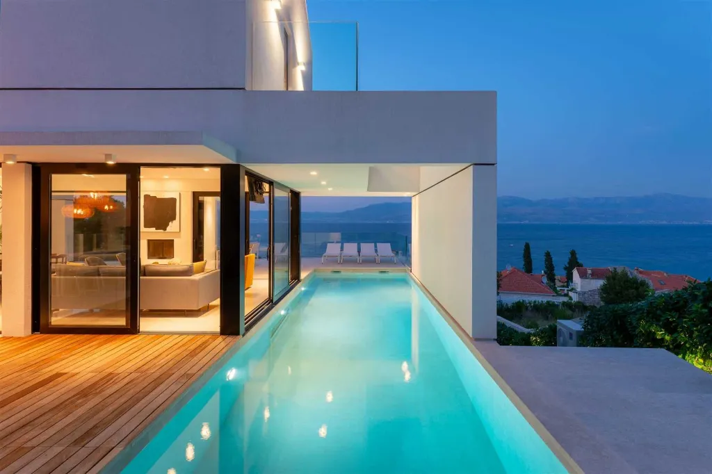 4-Bedroom Villa in Sutivan with Heated Pool