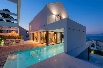 4-Bedroom Villa in Sutivan with Heated Pool