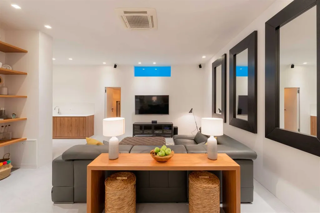 4-Bedroom Villa in Sutivan with Heated Pool