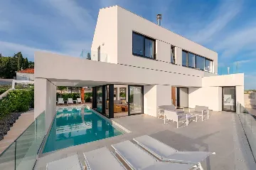 4-Bedroom Villa in Sutivan with Heated Pool