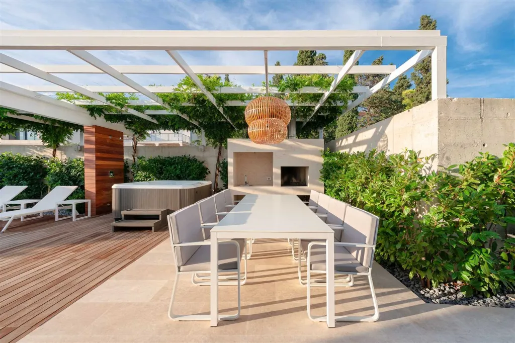 4-Bedroom Villa in Sutivan with Heated Pool