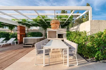 4-Bedroom Villa in Sutivan with Heated Pool