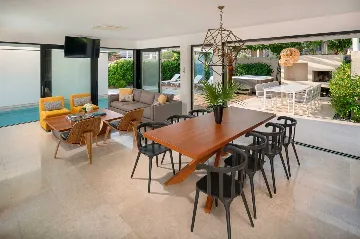 4-Bedroom Villa in Sutivan with Heated Pool