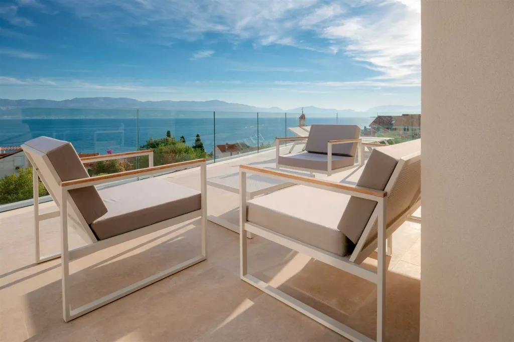 4-Bedroom Villa in Sutivan with Heated Pool