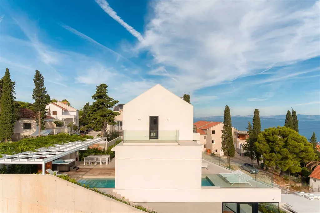4-Bedroom Villa in Sutivan with Heated Pool