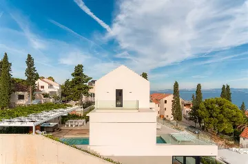 4-Bedroom Villa in Sutivan with Heated Pool