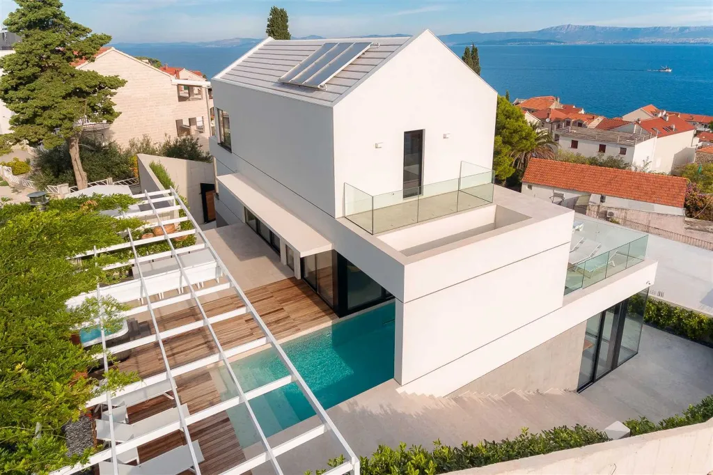 4-Bedroom Villa in Sutivan with Heated Pool