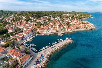 4-Bedroom Villa in Sutivan with Heated Pool