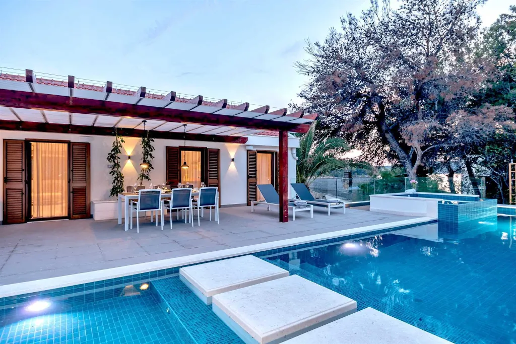Villa in Milna for 10 Guests with Heated Pool