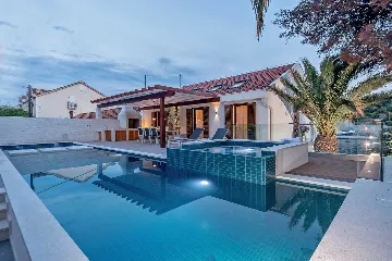 Villa in Milna for 10 Guests with Heated Pool