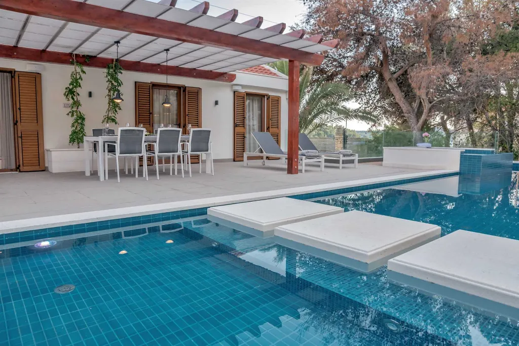 Villa in Milna for 10 Guests with Heated Pool