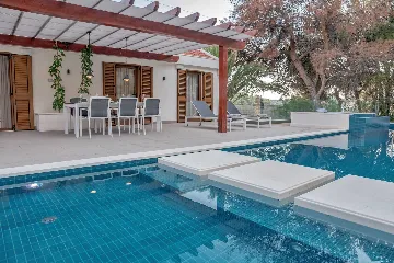 Villa in Milna for 10 Guests with Heated Pool