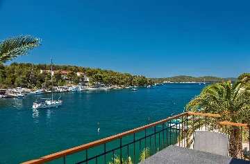 Villa in Milna for 10 Guests with Heated Pool