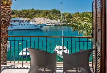 Villa in Milna for 10 Guests with Heated Pool