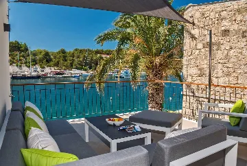 Villa in Milna for 10 Guests with Heated Pool