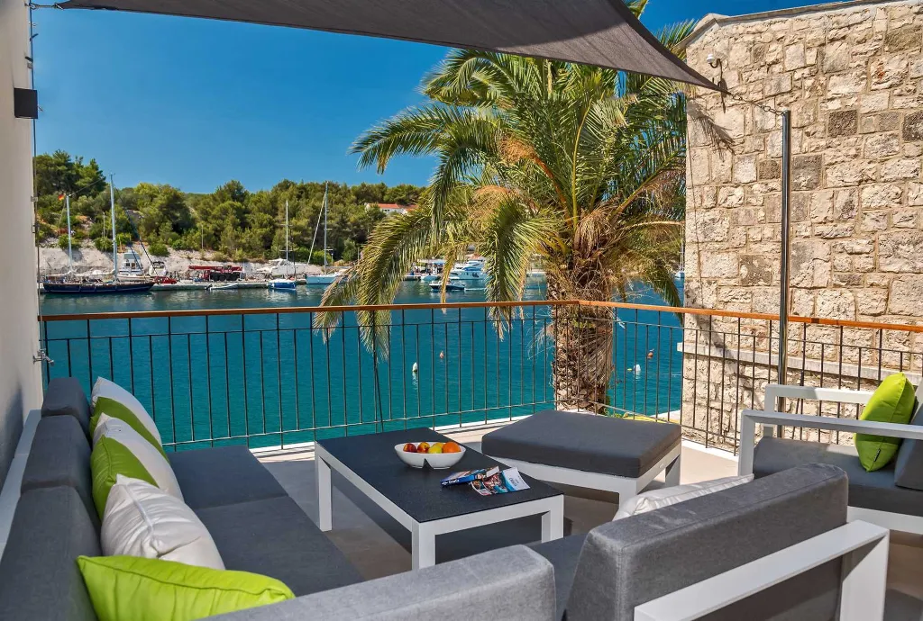 Villa in Milna for 10 Guests with Heated Pool