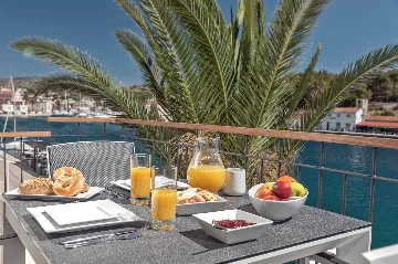 Villa in Milna for 10 Guests with Heated Pool