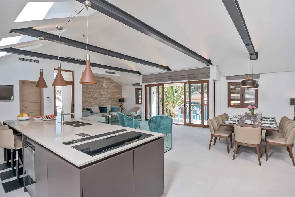 Villa in Milna for 10 Guests with Heated Pool