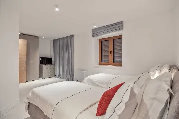 Villa in Milna for 10 Guests with Heated Pool