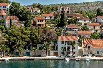 Villa in Milna for 10 Guests with Heated Pool