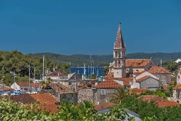 Villa in Milna for 10 Guests with Heated Pool