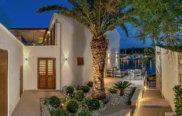 Villa in Milna for 10 Guests with Heated Pool