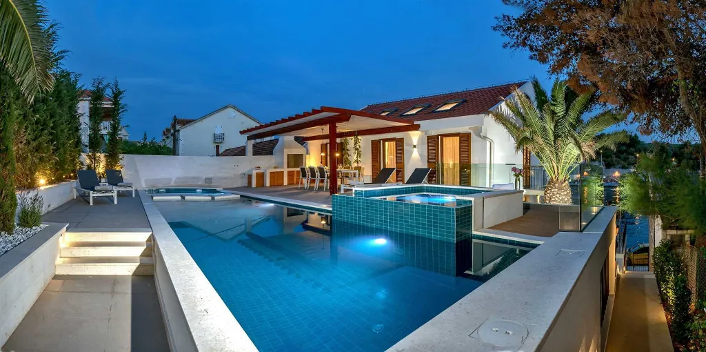 Villa in Milna for 10 Guests with Heated Pool