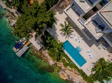 Sumartin 6-Bedroom Villa for Up to 12 Guests