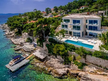 Sumartin 6-Bedroom Villa for Up to 12 Guests