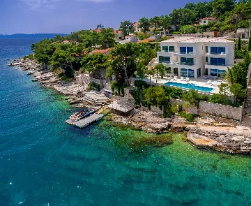 Sumartin 6-Bedroom Villa for Up to 12 Guests