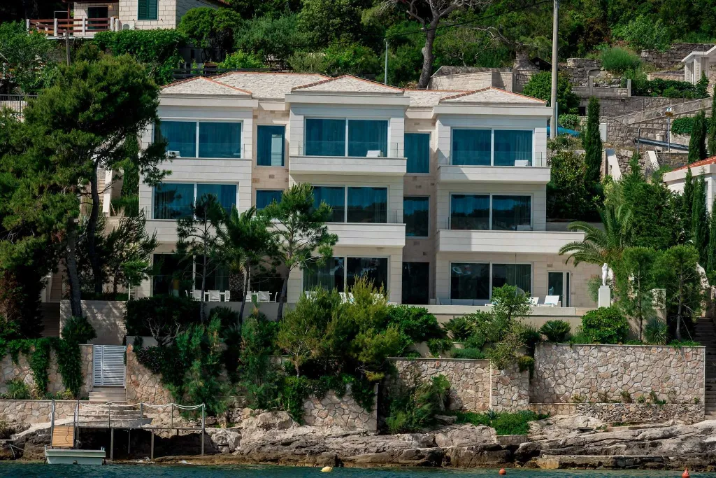 Sumartin 6-Bedroom Villa for Up to 12 Guests