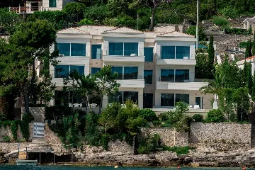 Sumartin 6-Bedroom Villa for Up to 12 Guests