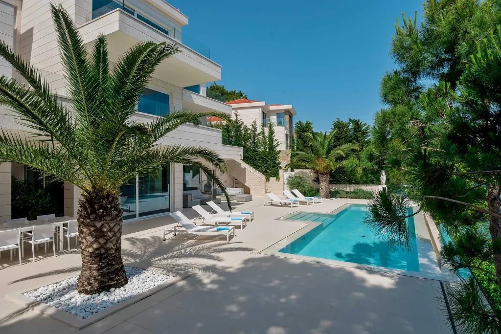 Sumartin 6-Bedroom Villa for Up to 12 Guests