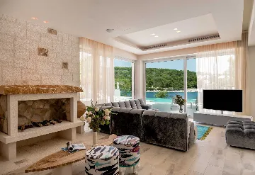 Sumartin 6-Bedroom Villa for Up to 12 Guests