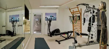 Sumartin 6-Bedroom Villa for Up to 12 Guests